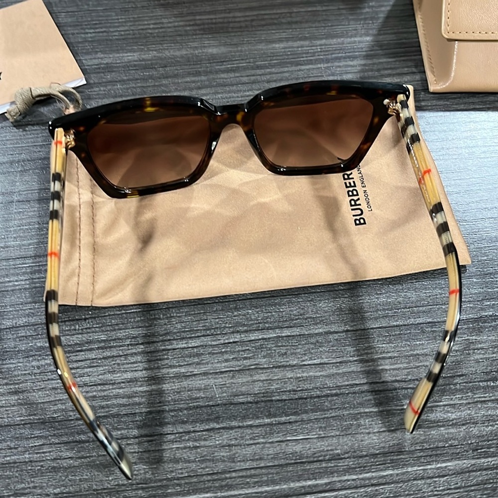 BURBERRY SUNGLASSES